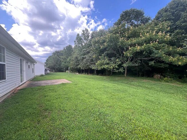 Building Photo - 103 Landing Ln