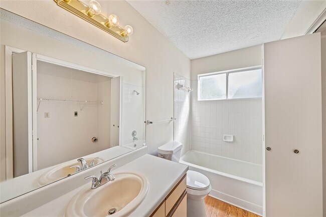 Building Photo - 1015 E Yager Ln