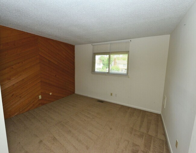 Building Photo - Community Lake-Dock and Private Beach