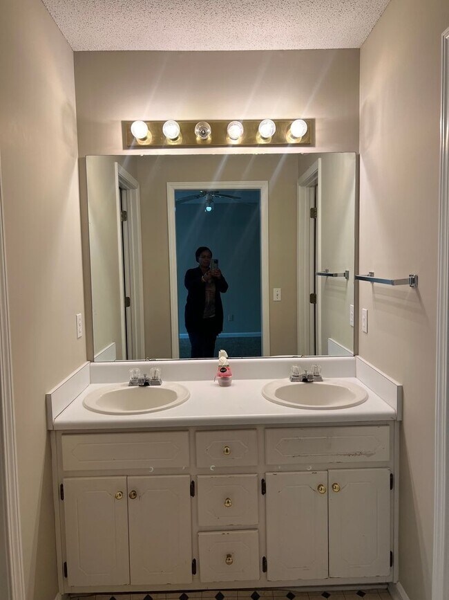 Building Photo - Available now-60 Woodfield Pl.  1/2 off th...