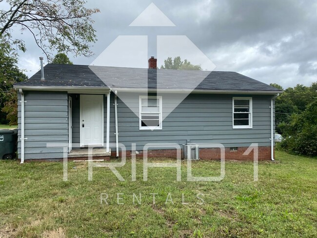 Building Photo - 3bed/1bath House in Greensboro!