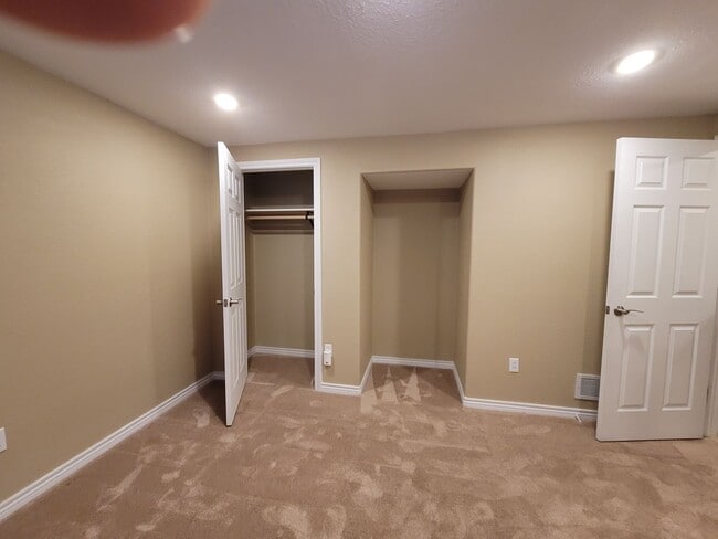Building Photo - 5912 Kennedy Dr