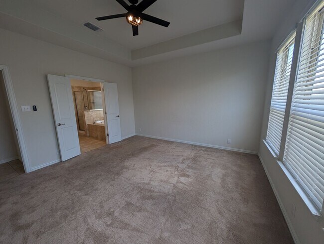 Building Photo - 4/2.5/2 with Large Game Room / Near Gruene...