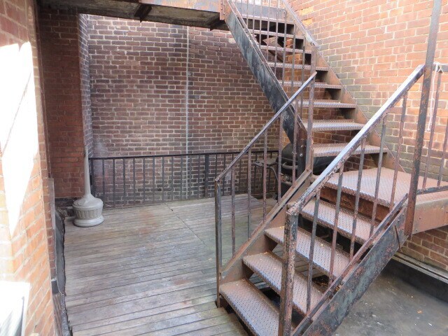 Building Photo - 951 Farmington Ave