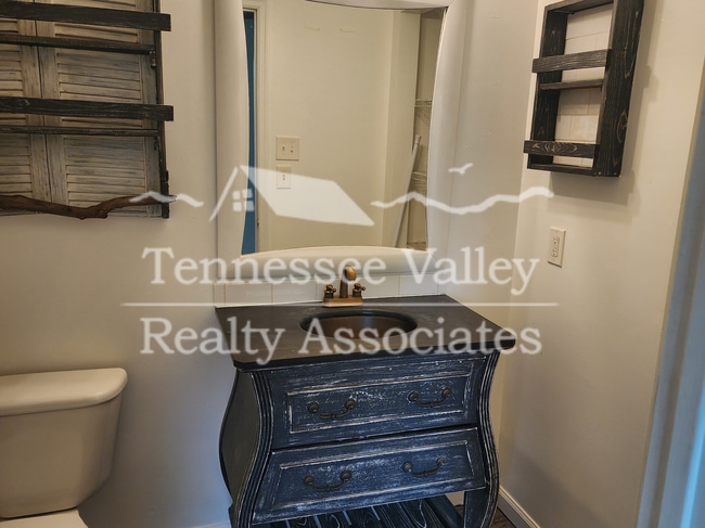 Building Photo - Charming 2-Bedroom, 2-Bath Home Just Minut...