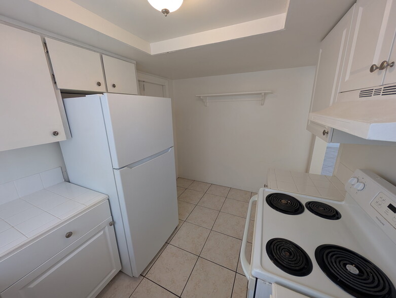Building Photo - 2597 N Oleander Ave