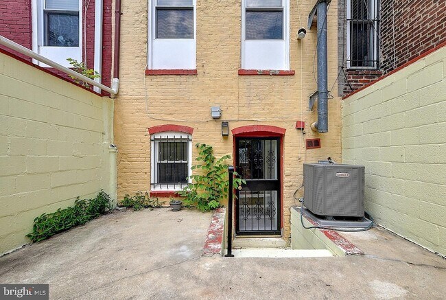 Building Photo - 1209 I St SE