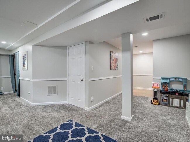Building Photo - 15744 Beau Ridge Dr