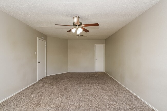 Building Photo - 15511 Evergreen Grove Dr