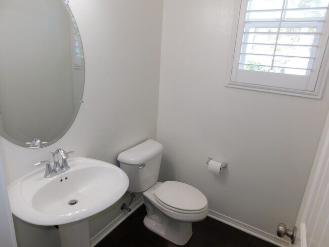 Building Photo - Beautiful 4 bed, 2.5 bath unit in Orange.