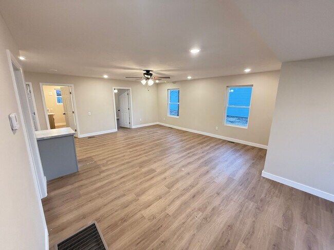 Building Photo - 4 Bed 2 Bath Aurora, MO