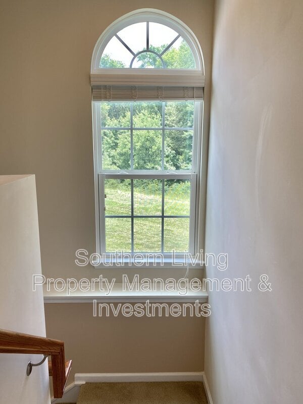Building Photo - 2601 Silverthorn Dr