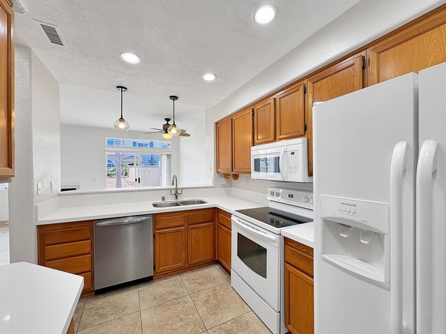 Building Photo - Beautiful 2B/2.5BA Two-Story Home with AC,...