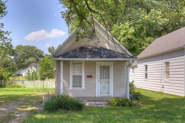 Primary Photo - 1221 W 10th St