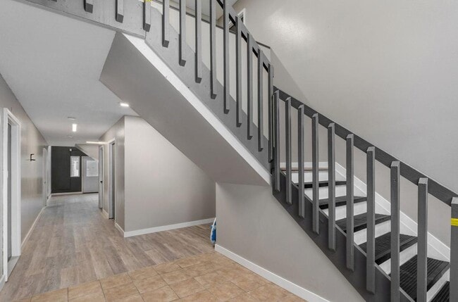 Building Photo - 1221 S Park Ave