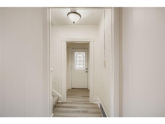 Building Photo - 84 Isabel St W