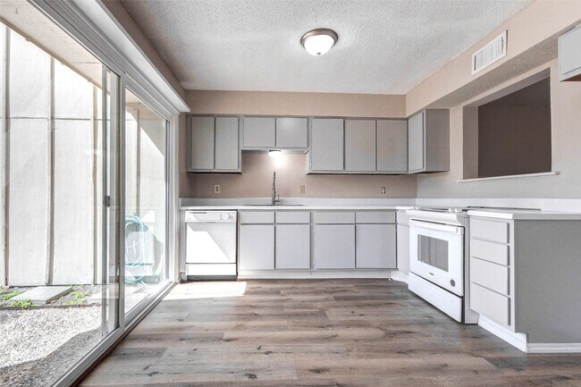 Building Photo - 2952 Meadowgrass Ln