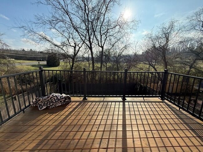 Building Photo - For Rent - Split Level Brick Home in South Nashville with Garage