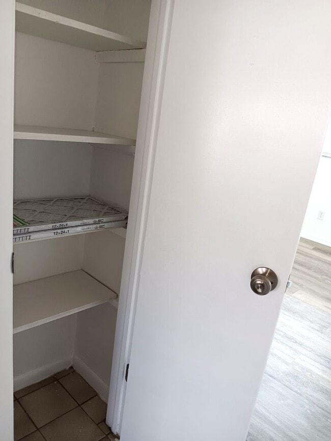 Building Photo - Nice, renovated one-bedroom near 4th St co...