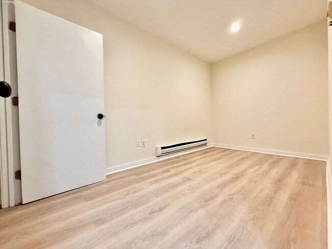 Building Photo - 452 Clementine Park