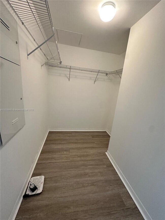 Building Photo - 950 Brickell Bay Dr