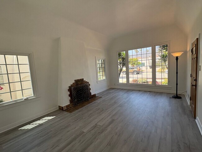 Building Photo - Charming Tudor Style 3 Bed 1.5 Bath PLUS Studio Guest House complete with kitchen and bath!