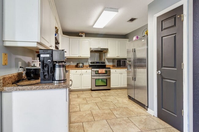 Building Photo - 3 Bedroom in Navarre! Move In $200 off 1st...