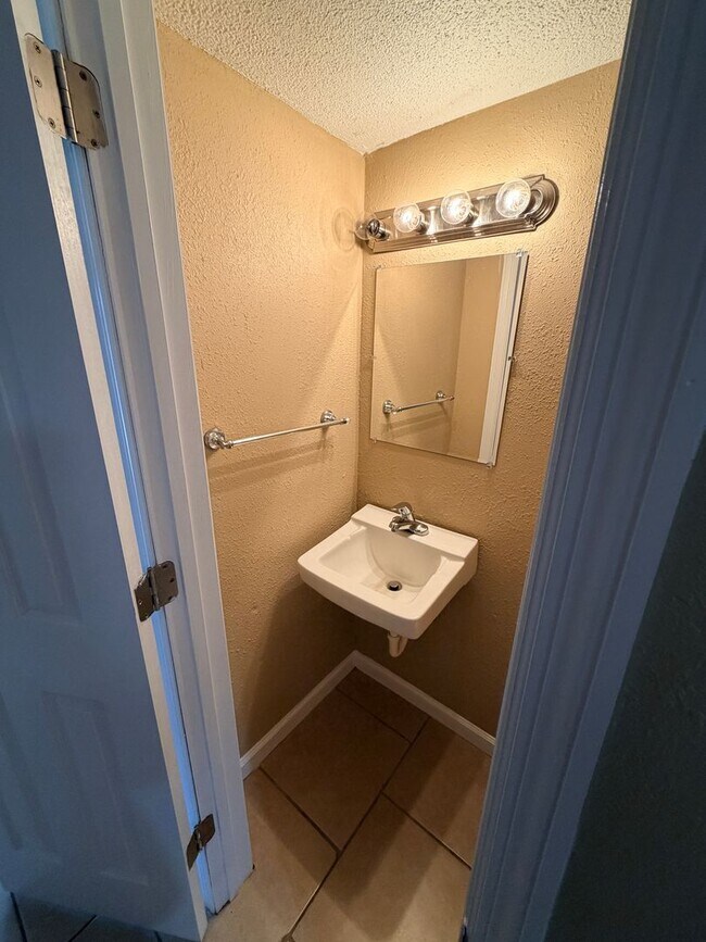 Building Photo - Nice Townhome Located in Adel