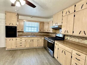 Building Photo - 3 Bed | 2 Bath | Pool | Screened Porch