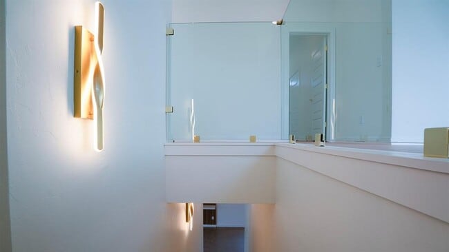 Building Photo - 605 N Idaho Ave