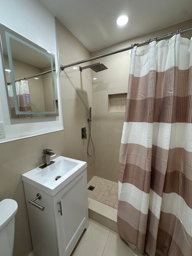 Building Photo - 811 NE 2nd Pl