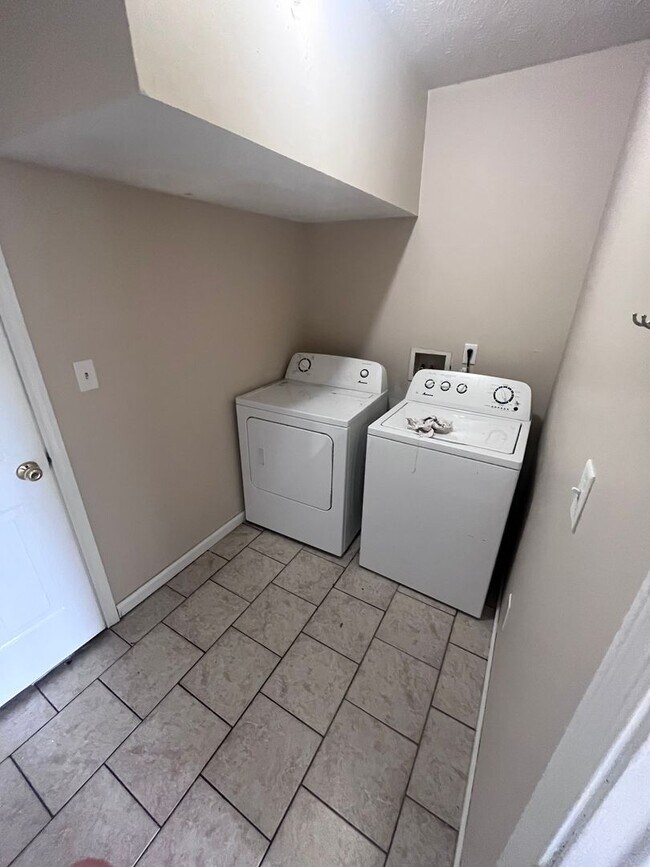 Building Photo - 3 Bedroom, 2.5 Bathroom Duplex