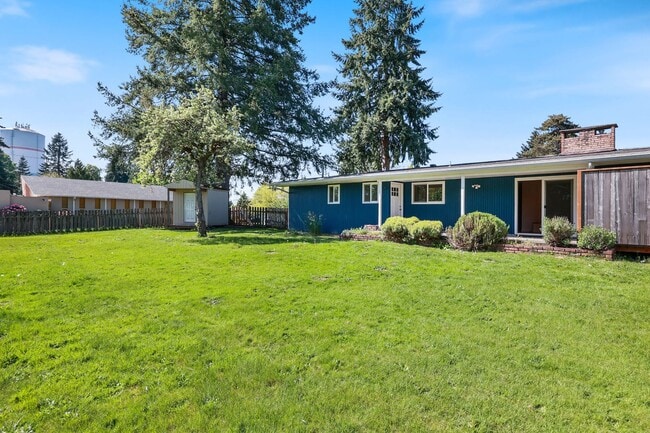 Building Photo - Room to roam! 3 bed, living, dining, den, ...