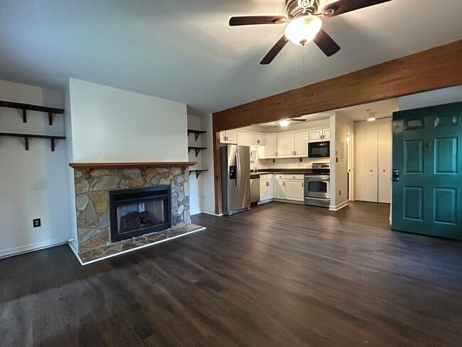 Building Photo - Cute Studio, Big Porch, Great Location!