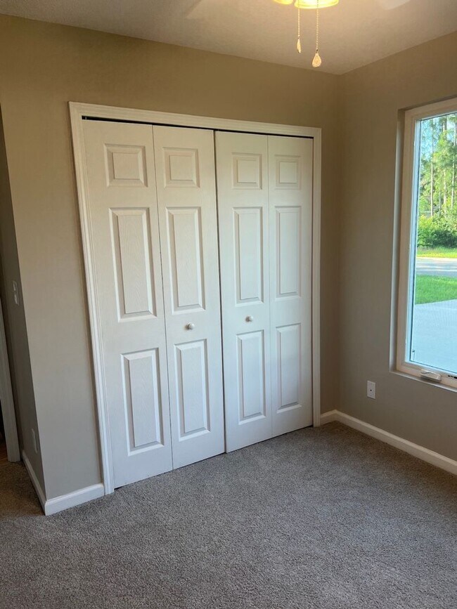 Building Photo - Pristine 4BR/2BA Available Immediately