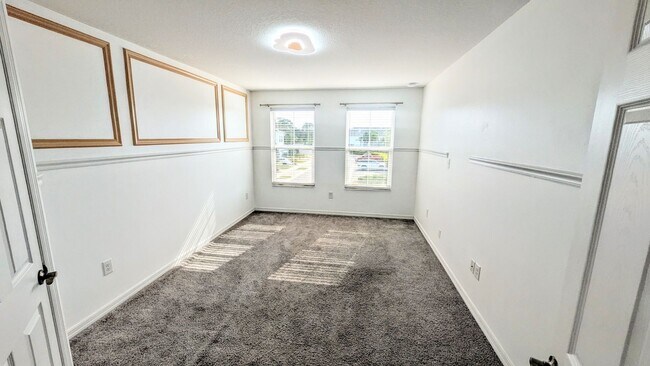Building Photo - Annual UNfurnished almost BRAND NEW townhome just south of University and Lockwood Ridge!