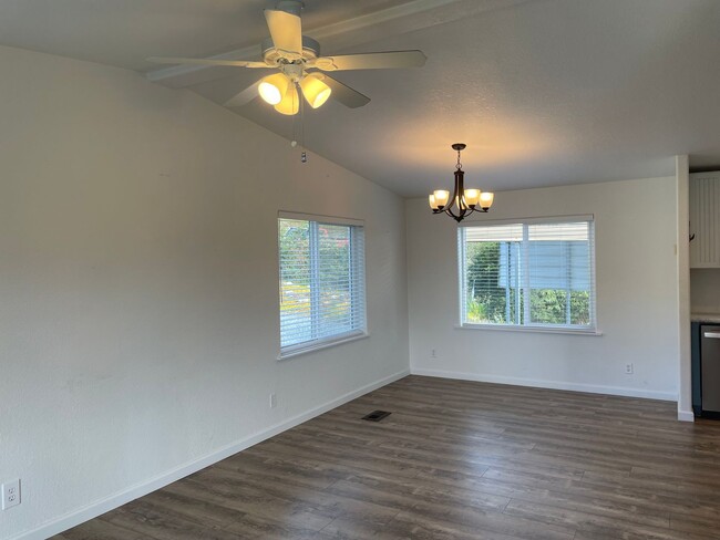 Building Photo - Remodeled Home Just Moments from Greenbank...