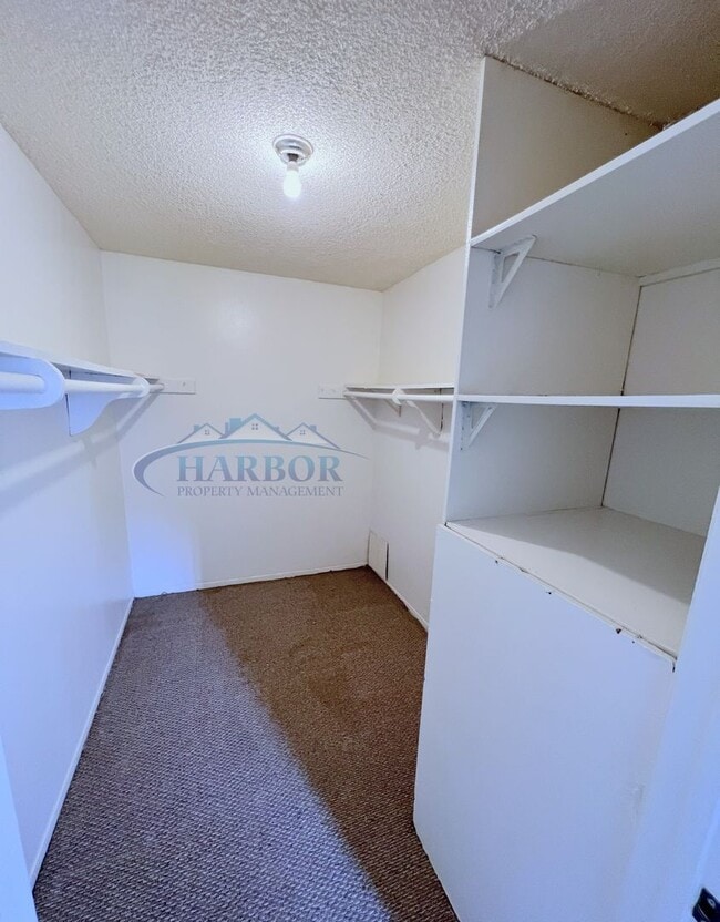 Building Photo - Stylish Condo with Pool, Fitness Center & ...