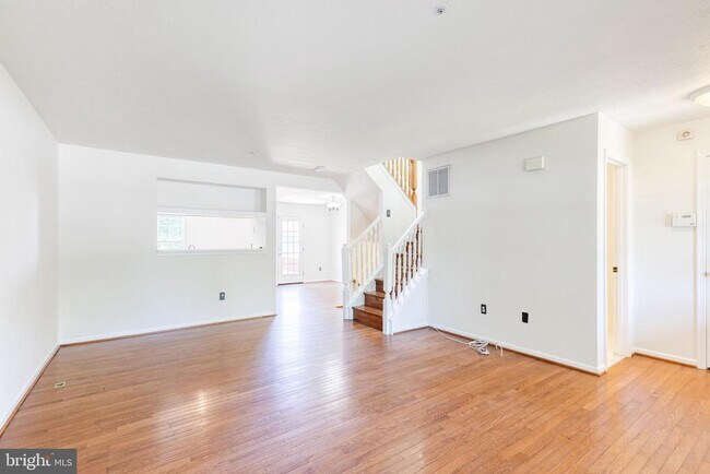 Building Photo - 6 Sandview Ct
