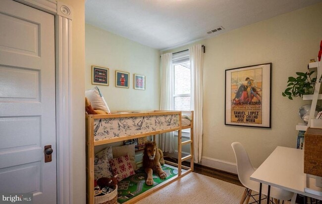 Building Photo - 1354 D St NE