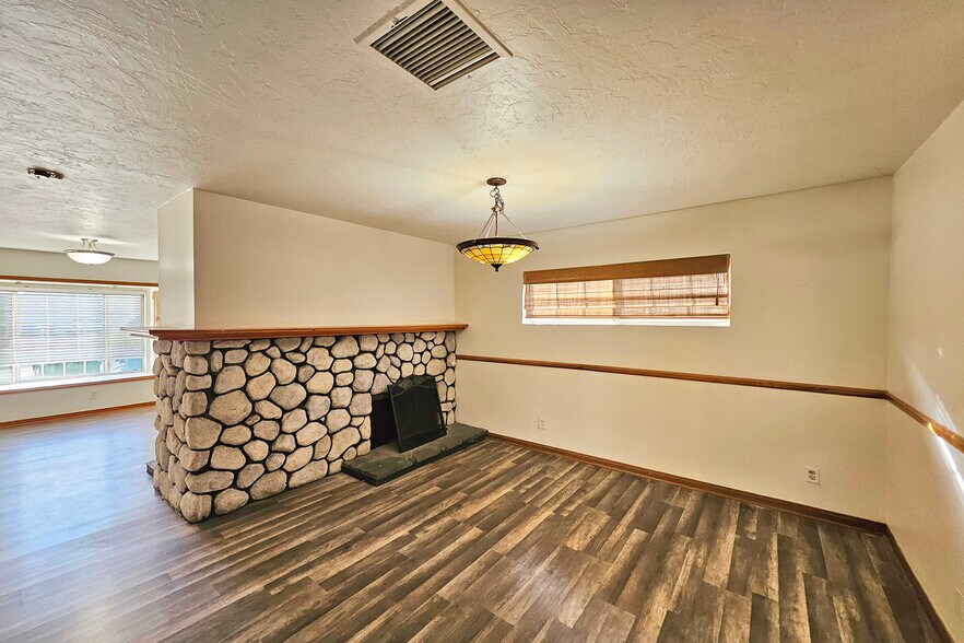 Building Photo - 9321 Donna Ave