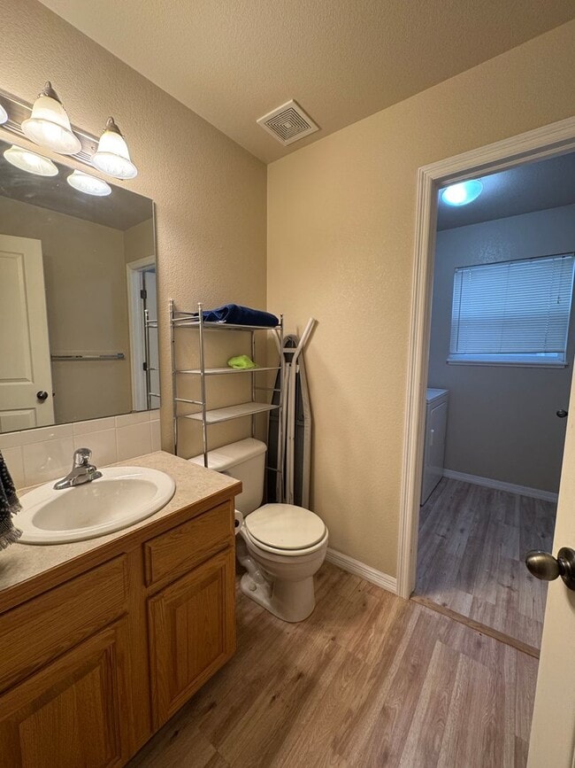 Building Photo - Beautiful 5 Bedroom home in Wellington