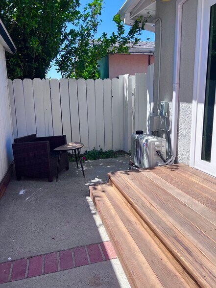 Building Photo - 5444 Hazeltine Ave