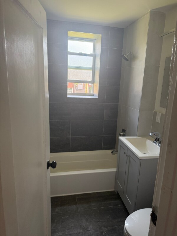 Building Photo - 501 W 7th St