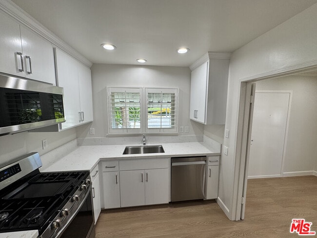 Building Photo - 300 S Doheny Dr
