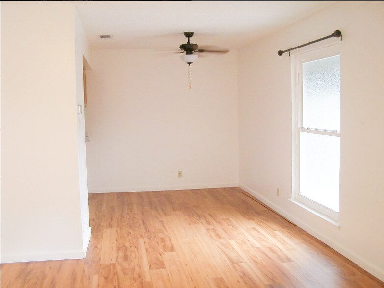 Building Photo - 5468 Roundtree Pl