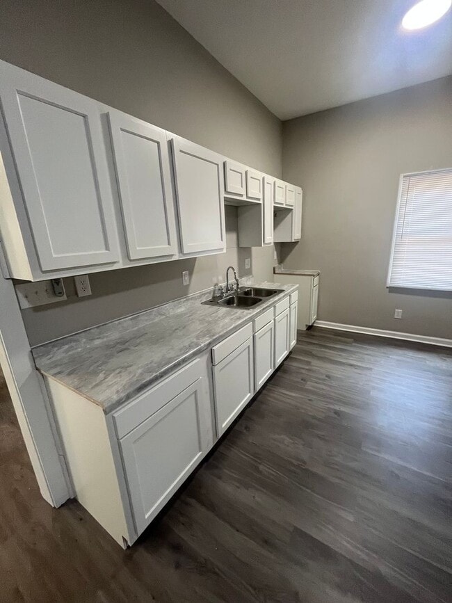 Building Photo - Gorgeous Updated 5 Bedroom/2.5 Bath House!