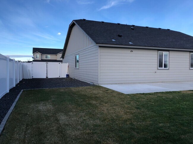 Building Photo - New Edgewood Home in Sagecrest Development!