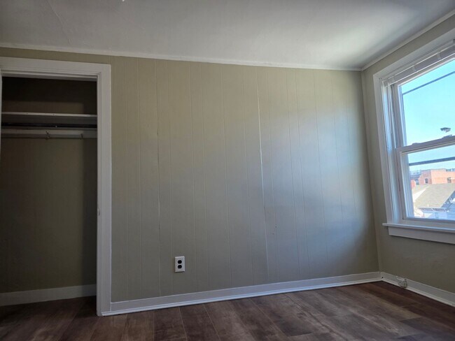 Building Photo - No Brokers Fee, In-Unit Laundry, Eat-in Kitchen, Large bedrooms, 3 Full Bathrooms