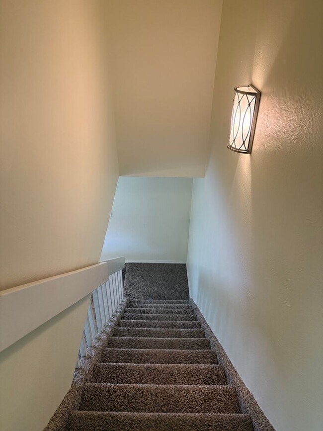 Building Photo - Village Seven 2 Bedroom Townhome with Wood...
